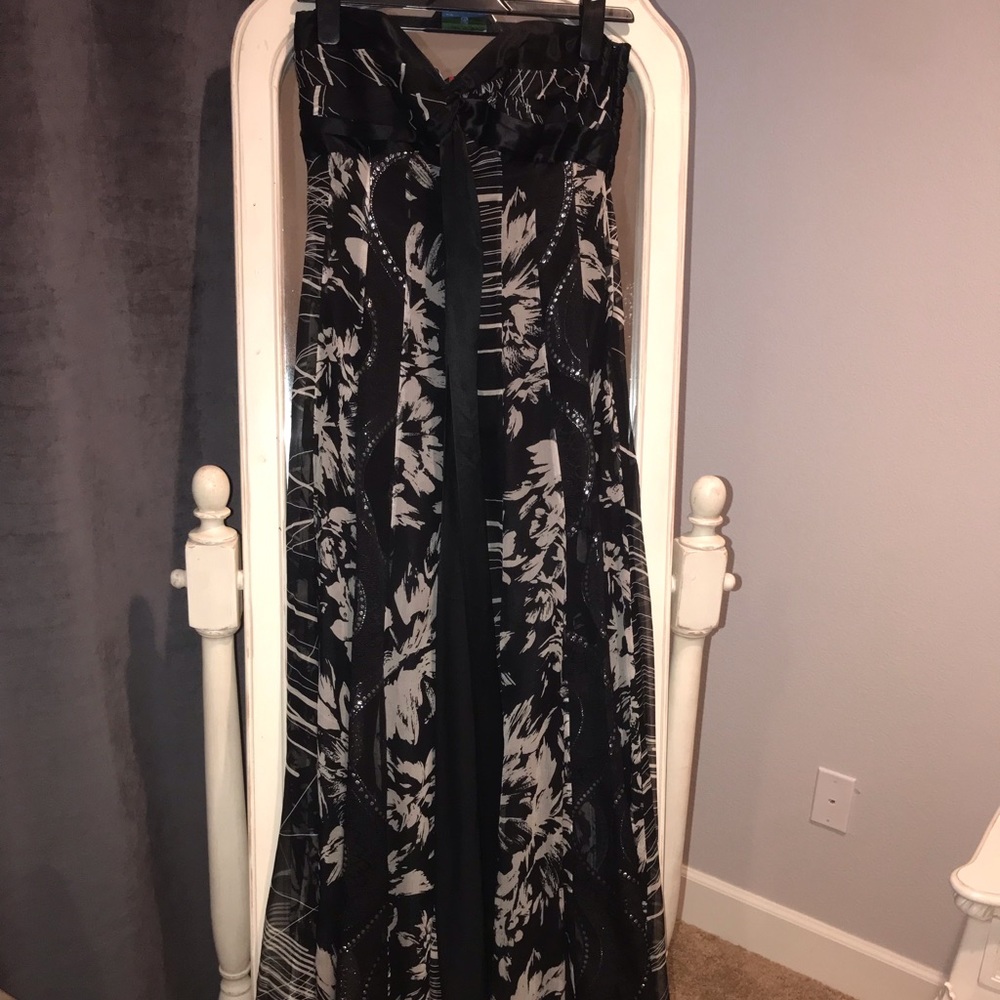 Maxi/ prom strapless black patterned dress